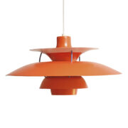 Duża pomarańczowa metalowa jednopunktowa skandynawska lampa wisząca PH5 z fioletowymi i granatowymi elementami, projekt Poul Henningsen dla firmy Louis Poulsen, Dania, wzór z 1958 roku