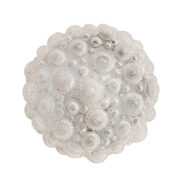Szklany okrągły półprzezroczysty lodowy jednopunktowy kinkiet/lampa ścienna "Skamielina" z muszelkowym wzorem osadzony na metalowej białej obejmie, Niemcy, lata 70.