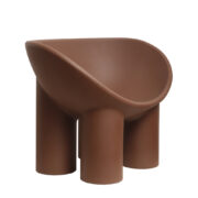 W kolorze czekoladowym niski fotel z polietylenu/tworzywa "Roly Poly", projekt Faye Toogood dla Driade, Włochy, 2024 rok