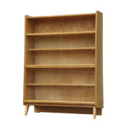 Oszklona biblioteczka/witryna w jasnym orzechowym fornirze, František Jirák dla Tatra Nabytok, Czechosłowacja, lata 60.