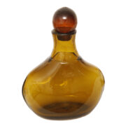 Jasnomiodowa szklana karafka/forma szklana o nieregularnym kształcie zamykana na górze szklanym korkiem, Polska, lata 70.