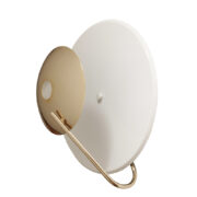 Duży jednopunktowy metalowy kinkiet świecący światłem odbitym złożony z białego i złotego okręgu, projekt Leonardo Marelli dla Estiluz, Hiszpania, lata 70.