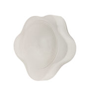 Jednopunktowa lampa ścienna/kinkiet ze szklanym reliefowym matowym mlecznobiałym nieregularnym kloszem w czarnej metalowej oprawie, firma Prisma, Włochy, lata 70.