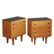 Komplet dwóch niedużych jasnych szafek nocnych/komódki w połysku z czarnymi grubymi szklanymi blatami, projekt František Mezulánik dla Nový Domov, Czechosłowacja, lata 70.