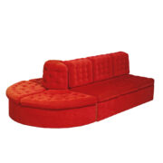 Czerwona tapicerowana trzyosobowa sofa w stylu Boho z dostawianym rondem na kolejne dwie/trzy osoby