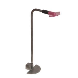 Metalowa szara jednopunktowa lampa podłogowa w stylu Memphis z regulowaną wysokością i ruchomym fioletowym kloszem, projekt Hans Von Klier dla Bilumen, Włochy, lata 80.