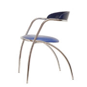 Jadalniane/biurowe krzesło na metalowej chromowanej konstrukcji z ciemno niebieskim siedziskiem ze skaju i drewnianym giętym granatowym oparciem, firma Effezeta, Włochy, lata 80/90.