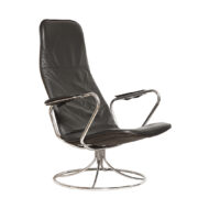 Czarny obrotowy niski fotel wypoczynkowy "Exen" obity w skórę naturalną osadzony na chromowanej konstrukcji, projekt Tord Bjorklund dla IKEA, Szwecja, projekt z 1989 roku