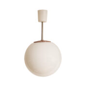 Nieduży jednopunktowy szklany żyrandol w kształcie mlecznobiałej kuli na metalowej krótkiej sztycy z kapturkiem w wersji kolorystycznej "zgniła śliwka", Polam Wilkasy, Polska, lata 80.