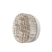 Nieduży szklany okrągły półprzezroczysto lodowy jednopunktowy kinkiet z geometrycznym wzorem osadzony na metalowej białej obejmie, Niemcy, lata 70.