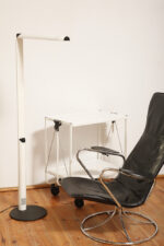 Czarny obrotowy niski fotel wypoczynkowy "Exen" obity w skórę naturalną osadzony na chromowanej konstrukcji, projekt Tord Bjorklund dla IKEA, Szwecja, projekt z 1989 roku - obrazek 25