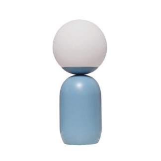 Średniej wielkości lampa nocna/biurkowa/stołowa z metalową niebieską podstawą i szklanym mlecznobiałym kloszem w kształcie kuli, model Notti - Chiffon Blue, firma Nordlux, Dania, po 2000 roku
