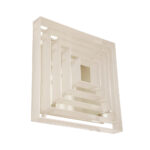 Duży jednopunktowy biały kwadratowy podtynkowy kinkiet/lampa ścienna/plafon „Kvadrat” / „Kvadratlampen” z geometrycznym dyfuzorem z tworzywa sztucznego, projekt Nils Andersen & Salli Besiakow dla Lyfa, Dania, wzór z 1972 roku