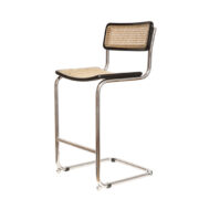 Stołek barowy/hoker wspornikowy na metalowej rurowej chromowanej konstrukcji z siatkowym siedziskiem i oparciem z rattanu, wg. projektu Marcela Breuera (S32) dla firmy Thonet, Włochy, lata 80.