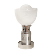 Jednopunktowa lampa biurkowa/nocna/stołowa ze szklanym mleczno białym półprzezroczystym kloszem i metalową polerowaną podstawą, Włochy, lata 70.