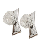 Dwa jednopunktowe kinkiety "Kokardka" ze szklanym fakturowym okrągłym kloszem i żeliwnymi masywnymi chromowanymi plecami, Richard Essig, Niemcy, lata 80.