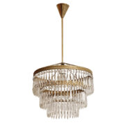 Duża kaskadowa trzypoziomowa jednopunktowa lampa sufitowa w stylu boho złożona z 143 przeźroczystych szklanych wisiorków i innych szklanych dodatków wiszących na trzech metalowych obręczach w kolorze starego złota, Typ 18-01, Železnobrodskié Sklo, Czechosłowacja, lata 50.