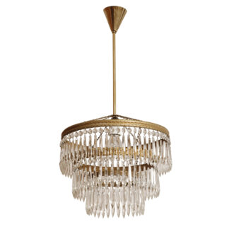 Duża kaskadowa trzypoziomowa jednopunktowa lampa sufitowa w stylu boho złożona z 143 przeźroczystych szklanych wisiorków i innych szklanych dodatków wiszących na trzech metalowych obręczach w kolorze starego złota, Typ 18-01, Železnobrodskié Sklo, Czechosłowacja, lata 50.