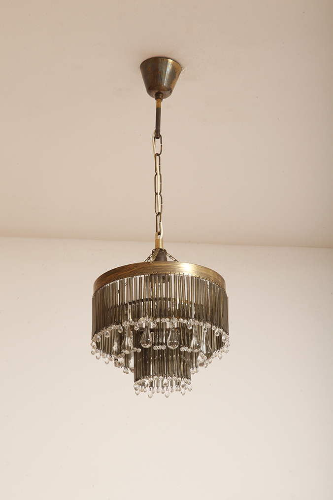 lampa napako, lamp design, vintage shop warsaw, lampa vintage, lampa boho, lampa sufitowa vintage, vintage lamp, antique shop warsaw, vintage hanging lamp, boho vintage, czeska lampa sufitowa retro, 1960., antique store warsaw, retro lamp, lampa vintage boho, hanging vintage lamp napako, 60., antyk sklep, retro style, retro shop, 1960s, antyk sklep warszawa, vintage light, vintage shop, czech design, szklana lampa vintage, czech vintage lamp, vintage, vintage store, vintage ceiling lamp, hanging glass lamp, lamp, sklep vintage, mid century modern, Železnobrodskié Sklo, vintage chandeler, czechoslovakia, design shop, made in prl, lampa vintage Železnobrodskié Sklo, retro glass lamp, 60's, retro shop warsaw, meble prl, Železnobrodskié Sklo ceiling lamp, napako vintage lamp, mid century lamp, retro sklep warszawa, retro, Železnobrodskié Sklo vintage lamp Kaskadowa trzypoziomowa jednopunktowa lampa sufitowa w stylu boho złożona z przeźroczystych szklanych wisiorków i czarnych szklanych pałeczek wiszących na trzech metalowych obręczach w kolorze starego złota, Typ 18-01, Železnobrodskié Sklo, Czechosłowacja, lata 50. - obrazek 11