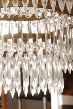 Duża kaskadowa trzypoziomowa jednopunktowa lampa sufitowa w stylu boho złożona z 143 przeźroczystych szklanych wisiorków i innych szklanych dodatków wiszących na trzech metalowych obręczach w kolorze starego złota, Typ 18-01, Železnobrodskié Sklo, Czechosłowacja, lata 50. - obrazek 11