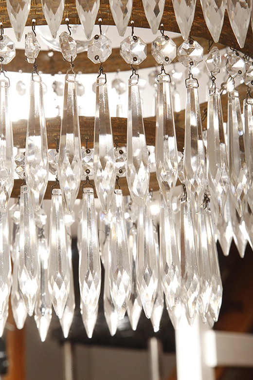 czech design, szklana lampa vintage, czech vintage lamp, vintage, vintage store, vintage ceiling lamp, hanging glass lamp, lamp, sklep vintage, mid century modern, Železnobrodskié Sklo, vintage chandeler, czechoslovakia, design shop, made in prl, lampa vintage Železnobrodskié Sklo, retro glass lamp, 60's, retro shop warsaw, meble prl, Železnobrodskié Sklo ceiling lamp, napako vintage lamp, mid century lamp, retro sklep warszawa, retro, Železnobrodskié Sklo vintage lamp, lampa napako, lamp design, vintage shop warsaw, lampa vintage, lampa boho, lampa sufitowa vintage, vintage lamp, antique shop warsaw, vintage hanging lamp, boho vintage, czeska lampa sufitowa retro, 1960., antique store warsaw, retro lamp, lampa vintage boho, hanging vintage lamp napako, 60., antyk sklep, retro style, retro shop, 1960s, antyk sklep warszawa, vintage light, vintage shop Duża kaskadowa trzypoziomowa jednopunktowa lampa sufitowa w stylu boho złożona z 143 przeźroczystych szklanych wisiorków i innych szklanych dodatków wiszących na trzech metalowych obręczach w kolorze starego złota, Typ 18-01, Železnobrodskié Sklo, Czechosłowacja, lata 50. - obrazek 11