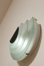 Jednopunktowy kinkiet/lampa ścienna z akrylowym kaskadowym kloszem w morskim kolorze, styl Memphis, firma Massive, Belgia, lata 90. - obrazek 11