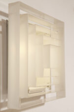 Duży jednopunktowy biały kwadratowy podtynkowy kinkiet/lampa ścienna/plafon „Kvadrat” / „Kvadratlampen” z geometrycznym dyfuzorem z tworzywa sztucznego, projekt Nils Andersen & Salli Besiakow dla Lyfa, Dania, wzór z 1972 roku - obrazek 11