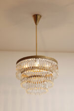 Duża kaskadowa trzypoziomowa jednopunktowa lampa sufitowa w stylu boho złożona z 143 przeźroczystych szklanych wisiorków i innych szklanych dodatków wiszących na trzech metalowych obręczach w kolorze starego złota, Typ 18-01, Železnobrodskié Sklo, Czechosłowacja, lata 50. - obrazek 12