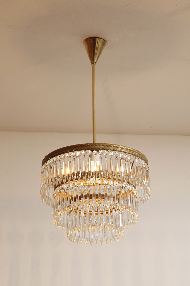 czech design, szklana lampa vintage, czech vintage lamp, vintage, vintage store, vintage ceiling lamp, hanging glass lamp, lamp, sklep vintage, mid century modern, Železnobrodskié Sklo, vintage chandeler, czechoslovakia, design shop, made in prl, lampa vintage Železnobrodskié Sklo, retro glass lamp, 60's, retro shop warsaw, meble prl, Železnobrodskié Sklo ceiling lamp, napako vintage lamp, mid century lamp, retro sklep warszawa, retro, Železnobrodskié Sklo vintage lamp, lampa napako, lamp design, vintage shop warsaw, lampa vintage, lampa boho, lampa sufitowa vintage, vintage lamp, antique shop warsaw, vintage hanging lamp, boho vintage, czeska lampa sufitowa retro, 1960., antique store warsaw, retro lamp, lampa vintage boho, hanging vintage lamp napako, 60., antyk sklep, retro style, retro shop, 1960s, antyk sklep warszawa, vintage light, vintage shop Duża kaskadowa trzypoziomowa jednopunktowa lampa sufitowa w stylu boho złożona z 143 przeźroczystych szklanych wisiorków i innych szklanych dodatków wiszących na trzech metalowych obręczach w kolorze starego złota, Typ 18-01, Železnobrodskié Sklo, Czechosłowacja, lata 50. - obrazek 12