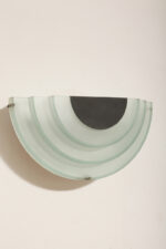 Jednopunktowy kinkiet/lampa ścienna z akrylowym kaskadowym kloszem w morskim kolorze, styl Memphis, firma Massive, Belgia, lata 90. - obrazek 12