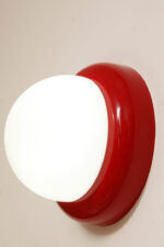 Jednopunktowa w kształcie kopuły okrągła szklana biała lampa ścienna/kinkiet/plafon z czerwoną oprawą z tworzywa sztucznego, Space Age, Sozzi Illuminazione, Włochy, lata 80. - obrazek 12