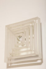 Duży jednopunktowy biały kwadratowy podtynkowy kinkiet/lampa ścienna/plafon „Kvadrat” / „Kvadratlampen” z geometrycznym dyfuzorem z tworzywa sztucznego, projekt Nils Andersen & Salli Besiakow dla Lyfa, Dania, wzór z 1972 roku - obrazek 12