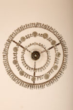 Kaskadowa trzypoziomowa jednopunktowa lampa sufitowa w stylu boho złożona z przeźroczystych szklanych wisiorków i czarnych szklanych pałeczek wiszących na trzech metalowych obręczach w kolorze starego złota, Typ 18-01, Železnobrodskié Sklo, Czechosłowacja, lata 50. - obrazek 13