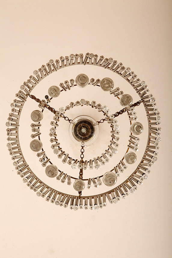 lampa napako, lamp design, vintage shop warsaw, lampa vintage, lampa boho, lampa sufitowa vintage, vintage lamp, antique shop warsaw, vintage hanging lamp, boho vintage, czeska lampa sufitowa retro, 1960., antique store warsaw, retro lamp, lampa vintage boho, hanging vintage lamp napako, 60., antyk sklep, retro style, retro shop, 1960s, antyk sklep warszawa, vintage light, vintage shop, czech design, szklana lampa vintage, czech vintage lamp, vintage, vintage store, vintage ceiling lamp, hanging glass lamp, lamp, sklep vintage, mid century modern, Železnobrodskié Sklo, vintage chandeler, czechoslovakia, design shop, made in prl, lampa vintage Železnobrodskié Sklo, retro glass lamp, 60's, retro shop warsaw, meble prl, Železnobrodskié Sklo ceiling lamp, napako vintage lamp, mid century lamp, retro sklep warszawa, retro, Železnobrodskié Sklo vintage lamp Kaskadowa trzypoziomowa jednopunktowa lampa sufitowa w stylu boho złożona z przeźroczystych szklanych wisiorków i czarnych szklanych pałeczek wiszących na trzech metalowych obręczach w kolorze starego złota, Typ 18-01, Železnobrodskié Sklo, Czechosłowacja, lata 50. - obrazek 13