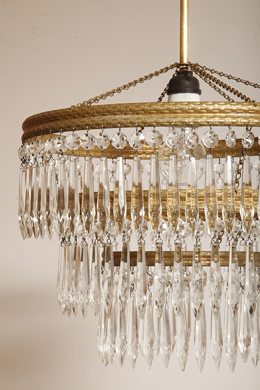 czech design, szklana lampa vintage, czech vintage lamp, vintage, vintage store, vintage ceiling lamp, hanging glass lamp, lamp, sklep vintage, mid century modern, Železnobrodskié Sklo, vintage chandeler, czechoslovakia, design shop, made in prl, lampa vintage Železnobrodskié Sklo, retro glass lamp, 60's, retro shop warsaw, meble prl, Železnobrodskié Sklo ceiling lamp, napako vintage lamp, mid century lamp, retro sklep warszawa, retro, Železnobrodskié Sklo vintage lamp, lampa napako, lamp design, vintage shop warsaw, lampa vintage, lampa boho, lampa sufitowa vintage, vintage lamp, antique shop warsaw, vintage hanging lamp, boho vintage, czeska lampa sufitowa retro, 1960., antique store warsaw, retro lamp, lampa vintage boho, hanging vintage lamp napako, 60., antyk sklep, retro style, retro shop, 1960s, antyk sklep warszawa, vintage light, vintage shop Duża kaskadowa trzypoziomowa jednopunktowa lampa sufitowa w stylu boho złożona z 143 przeźroczystych szklanych wisiorków i innych szklanych dodatków wiszących na trzech metalowych obręczach w kolorze starego złota, Typ 18-01, Železnobrodskié Sklo, Czechosłowacja, lata 50. - obrazek 13