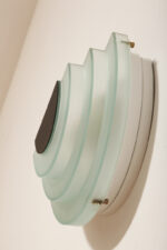 Jednopunktowy kinkiet/lampa ścienna z akrylowym kaskadowym kloszem w morskim kolorze, styl Memphis, firma Massive, Belgia, lata 90. - obrazek 13