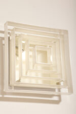 Duży jednopunktowy biały kwadratowy podtynkowy kinkiet/lampa ścienna/plafon „Kvadrat” / „Kvadratlampen” z geometrycznym dyfuzorem z tworzywa sztucznego, projekt Nils Andersen & Salli Besiakow dla Lyfa, Dania, wzór z 1972 roku - obrazek 13