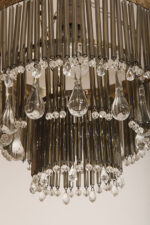 Kaskadowa trzypoziomowa jednopunktowa lampa sufitowa w stylu boho złożona z przeźroczystych szklanych wisiorków i czarnych szklanych pałeczek wiszących na trzech metalowych obręczach w kolorze starego złota, Typ 18-01, Železnobrodskié Sklo, Czechosłowacja, lata 50. - obrazek 14