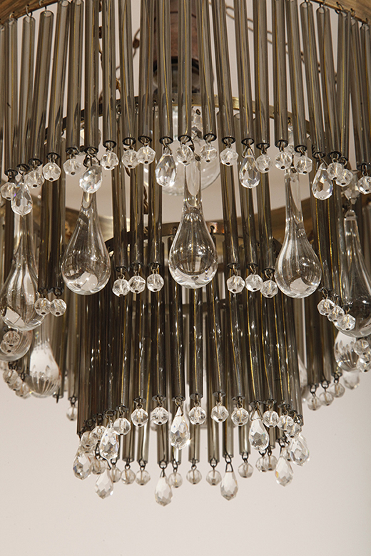 lampa napako, lamp design, vintage shop warsaw, lampa vintage, lampa boho, lampa sufitowa vintage, vintage lamp, antique shop warsaw, vintage hanging lamp, boho vintage, czeska lampa sufitowa retro, 1960., antique store warsaw, retro lamp, lampa vintage boho, hanging vintage lamp napako, 60., antyk sklep, retro style, retro shop, 1960s, antyk sklep warszawa, vintage light, vintage shop, czech design, szklana lampa vintage, czech vintage lamp, vintage, vintage store, vintage ceiling lamp, hanging glass lamp, lamp, sklep vintage, mid century modern, Železnobrodskié Sklo, vintage chandeler, czechoslovakia, design shop, made in prl, lampa vintage Železnobrodskié Sklo, retro glass lamp, 60's, retro shop warsaw, meble prl, Železnobrodskié Sklo ceiling lamp, napako vintage lamp, mid century lamp, retro sklep warszawa, retro, Železnobrodskié Sklo vintage lamp Kaskadowa trzypoziomowa jednopunktowa lampa sufitowa w stylu boho złożona z przeźroczystych szklanych wisiorków i czarnych szklanych pałeczek wiszących na trzech metalowych obręczach w kolorze starego złota, Typ 18-01, Železnobrodskié Sklo, Czechosłowacja, lata 50. - obrazek 14