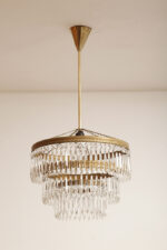 Duża kaskadowa trzypoziomowa jednopunktowa lampa sufitowa w stylu boho złożona z 143 przeźroczystych szklanych wisiorków i innych szklanych dodatków wiszących na trzech metalowych obręczach w kolorze starego złota, Typ 18-01, Železnobrodskié Sklo, Czechosłowacja, lata 50. - obrazek 14