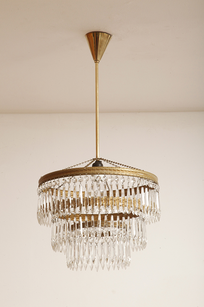 czech design, szklana lampa vintage, czech vintage lamp, vintage, vintage store, vintage ceiling lamp, hanging glass lamp, lamp, sklep vintage, mid century modern, Železnobrodskié Sklo, vintage chandeler, czechoslovakia, design shop, made in prl, lampa vintage Železnobrodskié Sklo, retro glass lamp, 60's, retro shop warsaw, meble prl, Železnobrodskié Sklo ceiling lamp, napako vintage lamp, mid century lamp, retro sklep warszawa, retro, Železnobrodskié Sklo vintage lamp, lampa napako, lamp design, vintage shop warsaw, lampa vintage, lampa boho, lampa sufitowa vintage, vintage lamp, antique shop warsaw, vintage hanging lamp, boho vintage, czeska lampa sufitowa retro, 1960., antique store warsaw, retro lamp, lampa vintage boho, hanging vintage lamp napako, 60., antyk sklep, retro style, retro shop, 1960s, antyk sklep warszawa, vintage light, vintage shop Duża kaskadowa trzypoziomowa jednopunktowa lampa sufitowa w stylu boho złożona z 143 przeźroczystych szklanych wisiorków i innych szklanych dodatków wiszących na trzech metalowych obręczach w kolorze starego złota, Typ 18-01, Železnobrodskié Sklo, Czechosłowacja, lata 50. - obrazek 14