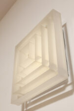 Duży jednopunktowy biały kwadratowy podtynkowy kinkiet/lampa ścienna/plafon „Kvadrat” / „Kvadratlampen” z geometrycznym dyfuzorem z tworzywa sztucznego, projekt Nils Andersen & Salli Besiakow dla Lyfa, Dania, wzór z 1972 roku - obrazek 14