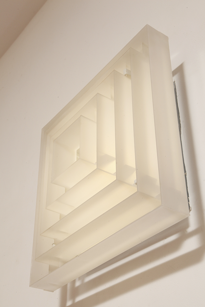 scandinavian lamp, antique shop warsaw, duński design, retro sklep warszawa, scandinavian style, antique store warsaw, retro shop, vintage shop warsaw, vintage wall lamp, antyk sklep, vintage shop, vintage store warsaw, metal lamp, antyk sklep warszawa, vintage store, retro store warsaw, lampa vintage, scandinavian vintage lamp, sklep vintage, design shop warsaw, danish design, metal vintage lamp, design shop, design sklep warszawa, lampa retro, wall lamp lyfa, retro store, danish lamp, antique shop, duńska lampa, design sklep, danish ceiling lamp, antique store, danish hanging lamp, design store, vintage lamp, design store warsaw, vintage danish lamp, kinkiet lyfa, sklep retro, scandinavian design, vintage sklep warszawa, danish retro lamp, lyfa wall lamp, retro shop warsaw Duży jednopunktowy biały kwadratowy podtynkowy kinkiet/lampa ścienna/plafon „Kvadrat” / „Kvadratlampen” z geometrycznym dyfuzorem z tworzywa sztucznego, projekt Nils Andersen & Salli Besiakow dla Lyfa, Dania, wzór z 1972 roku - obrazek 14