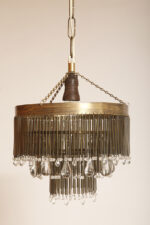 Kaskadowa trzypoziomowa jednopunktowa lampa sufitowa w stylu boho złożona z przeźroczystych szklanych wisiorków i czarnych szklanych pałeczek wiszących na trzech metalowych obręczach w kolorze starego złota, Typ 18-01, Železnobrodskié Sklo, Czechosłowacja, lata 50. - obrazek 15