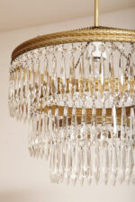 Duża kaskadowa trzypoziomowa jednopunktowa lampa sufitowa w stylu boho złożona z 143 przeźroczystych szklanych wisiorków i innych szklanych dodatków wiszących na trzech metalowych obręczach w kolorze starego złota, Typ 18-01, Železnobrodskié Sklo, Czechosłowacja, lata 50. - obrazek 15