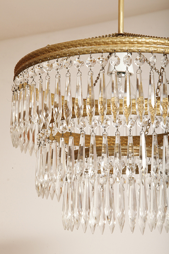 czech design, szklana lampa vintage, czech vintage lamp, vintage, vintage store, vintage ceiling lamp, hanging glass lamp, lamp, sklep vintage, mid century modern, Železnobrodskié Sklo, vintage chandeler, czechoslovakia, design shop, made in prl, lampa vintage Železnobrodskié Sklo, retro glass lamp, 60's, retro shop warsaw, meble prl, Železnobrodskié Sklo ceiling lamp, napako vintage lamp, mid century lamp, retro sklep warszawa, retro, Železnobrodskié Sklo vintage lamp, lampa napako, lamp design, vintage shop warsaw, lampa vintage, lampa boho, lampa sufitowa vintage, vintage lamp, antique shop warsaw, vintage hanging lamp, boho vintage, czeska lampa sufitowa retro, 1960., antique store warsaw, retro lamp, lampa vintage boho, hanging vintage lamp napako, 60., antyk sklep, retro style, retro shop, 1960s, antyk sklep warszawa, vintage light, vintage shop Duża kaskadowa trzypoziomowa jednopunktowa lampa sufitowa w stylu boho złożona z 143 przeźroczystych szklanych wisiorków i innych szklanych dodatków wiszących na trzech metalowych obręczach w kolorze starego złota, Typ 18-01, Železnobrodskié Sklo, Czechosłowacja, lata 50. - obrazek 15