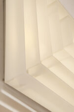 Duży jednopunktowy biały kwadratowy podtynkowy kinkiet/lampa ścienna/plafon „Kvadrat” / „Kvadratlampen” z geometrycznym dyfuzorem z tworzywa sztucznego, projekt Nils Andersen & Salli Besiakow dla Lyfa, Dania, wzór z 1972 roku - obrazek 15