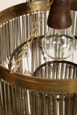 Kaskadowa trzypoziomowa jednopunktowa lampa sufitowa w stylu boho złożona z przeźroczystych szklanych wisiorków i czarnych szklanych pałeczek wiszących na trzech metalowych obręczach w kolorze starego złota, Typ 18-01, Železnobrodskié Sklo, Czechosłowacja, lata 50. - obrazek 16