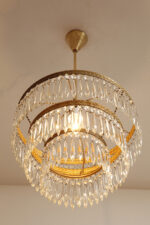 Duża kaskadowa trzypoziomowa jednopunktowa lampa sufitowa w stylu boho złożona z 143 przeźroczystych szklanych wisiorków i innych szklanych dodatków wiszących na trzech metalowych obręczach w kolorze starego złota, Typ 18-01, Železnobrodskié Sklo, Czechosłowacja, lata 50. - obrazek 16