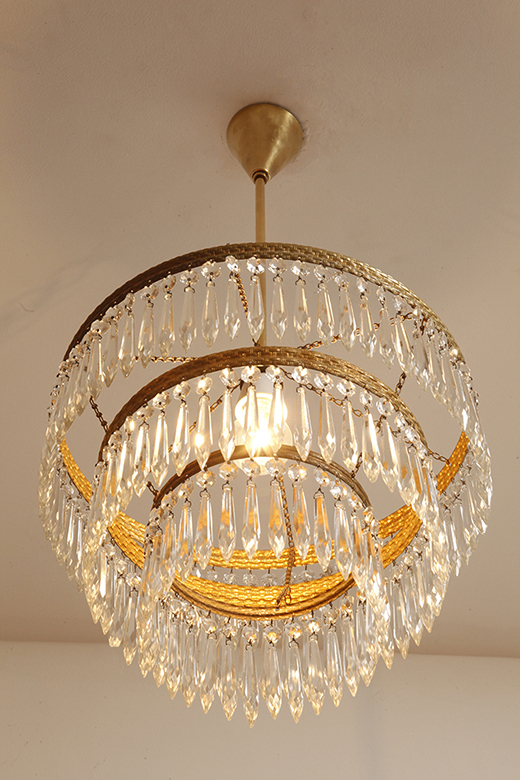 czech design, szklana lampa vintage, czech vintage lamp, vintage, vintage store, vintage ceiling lamp, hanging glass lamp, lamp, sklep vintage, mid century modern, Železnobrodskié Sklo, vintage chandeler, czechoslovakia, design shop, made in prl, lampa vintage Železnobrodskié Sklo, retro glass lamp, 60's, retro shop warsaw, meble prl, Železnobrodskié Sklo ceiling lamp, napako vintage lamp, mid century lamp, retro sklep warszawa, retro, Železnobrodskié Sklo vintage lamp, lampa napako, lamp design, vintage shop warsaw, lampa vintage, lampa boho, lampa sufitowa vintage, vintage lamp, antique shop warsaw, vintage hanging lamp, boho vintage, czeska lampa sufitowa retro, 1960., antique store warsaw, retro lamp, lampa vintage boho, hanging vintage lamp napako, 60., antyk sklep, retro style, retro shop, 1960s, antyk sklep warszawa, vintage light, vintage shop Duża kaskadowa trzypoziomowa jednopunktowa lampa sufitowa w stylu boho złożona z 143 przeźroczystych szklanych wisiorków i innych szklanych dodatków wiszących na trzech metalowych obręczach w kolorze starego złota, Typ 18-01, Železnobrodskié Sklo, Czechosłowacja, lata 50. - obrazek 16